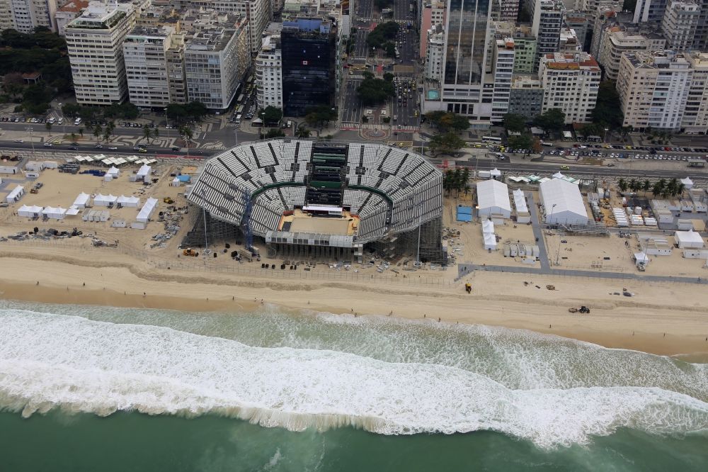 Luftaufnahme Rio de Janeiro - Arena des Volleyballstadions am Strand der Copacabana vor den olympischen Sommerspielen der XXXI. Olympiade in Rio de Janeiro in Brasilien