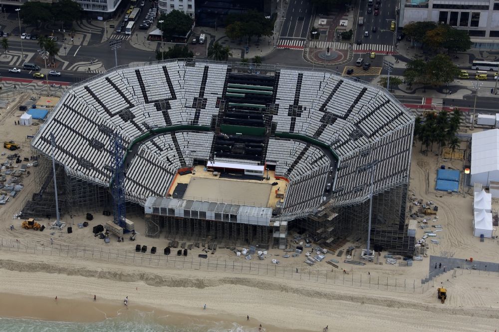 Rio de Janeiro von oben - Arena des Volleyballstadions am Strand der Copacabana vor den olympischen Sommerspielen der XXXI. Olympiade in Rio de Janeiro in Brasilien