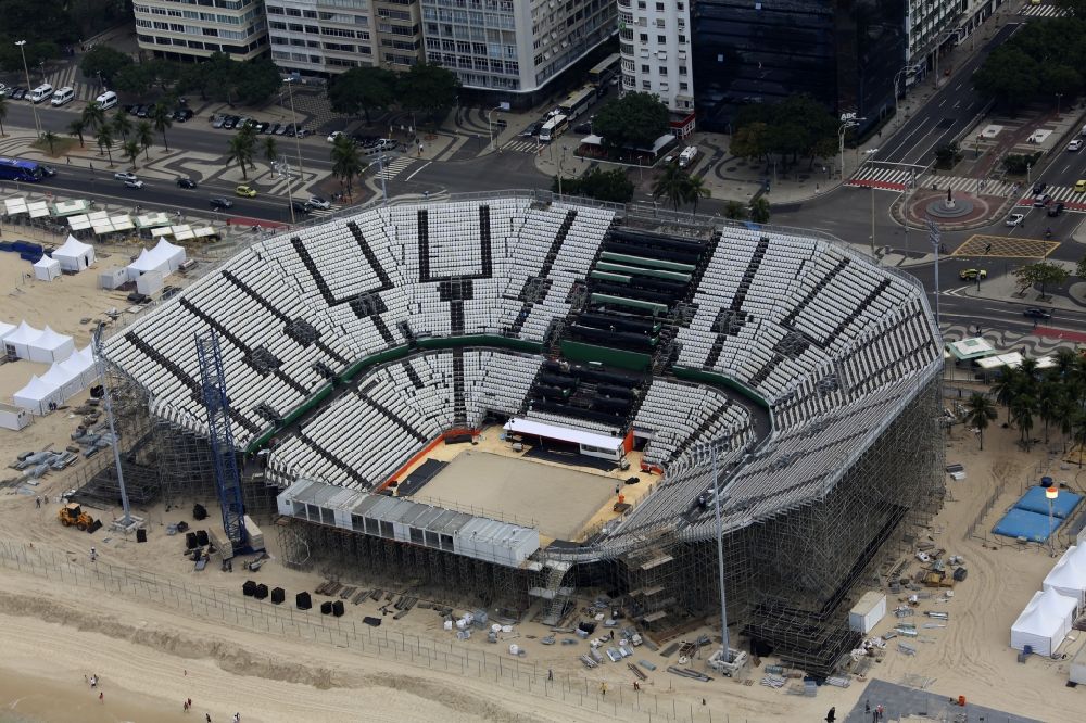 Rio de Janeiro aus der Vogelperspektive: Arena des Volleyballstadions am Strand der Copacabana vor den olympischen Sommerspielen der XXXI. Olympiade in Rio de Janeiro in Brasilien