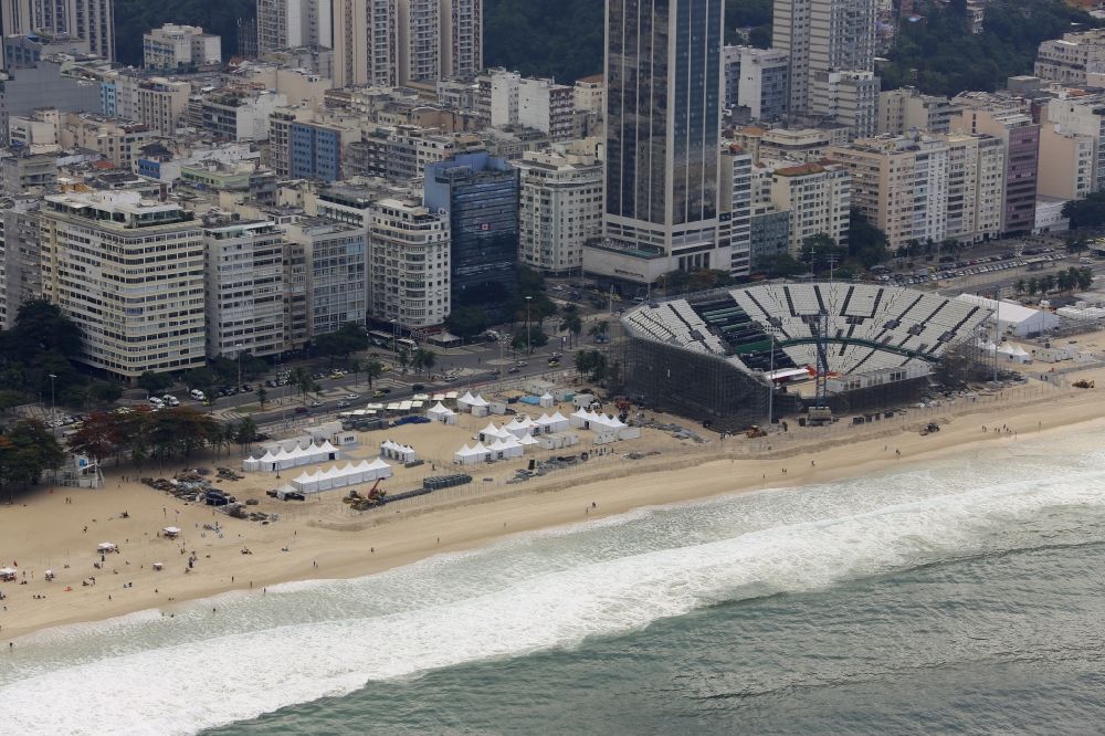 Luftbild Rio de Janeiro - Arena des Volleyballstadions am Strand der Copacabana vor den olympischen Sommerspielen der XXXI. Olympiade in Rio de Janeiro in Brasilien