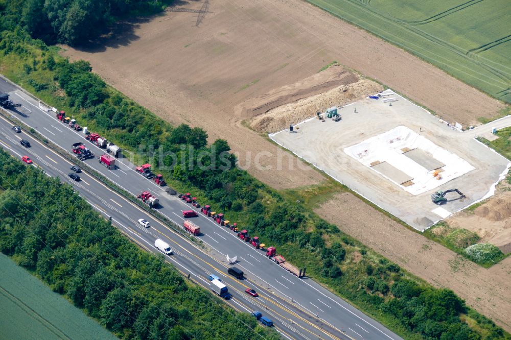 Luftbild Rosdorf - Aspaltierungsarbeiten entlang der Trasse und des Streckenverlaufes Autobahn A 7 in Rosdorf im Bundesland Niedersachsen, Deutschland