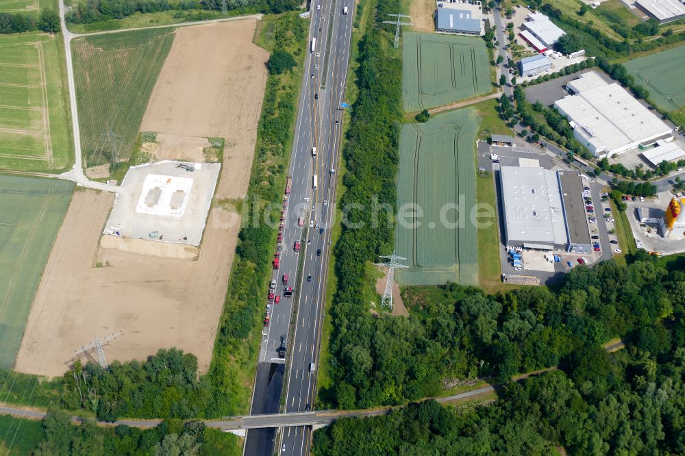 Luftaufnahme Rosdorf - Aspaltierungsarbeiten entlang der Trasse und des Streckenverlaufes Autobahn A 7 in Rosdorf im Bundesland Niedersachsen, Deutschland