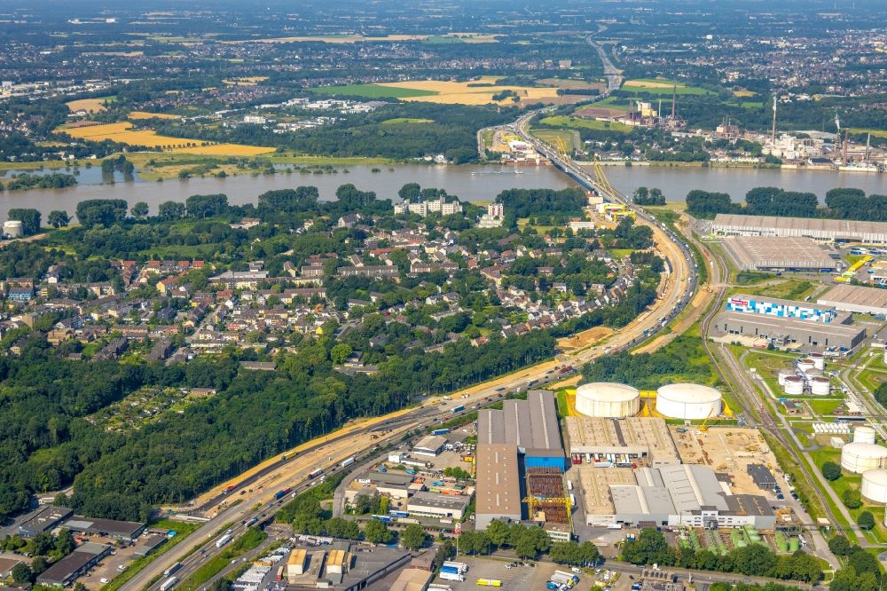 Luftbild Duisburg - Aspaltierungsarbeiten entlang der Trasse und des Streckenverlaufes der BAB A40 in Duisburg im Bundesland Nordrhein-Westfalen, Deutschland