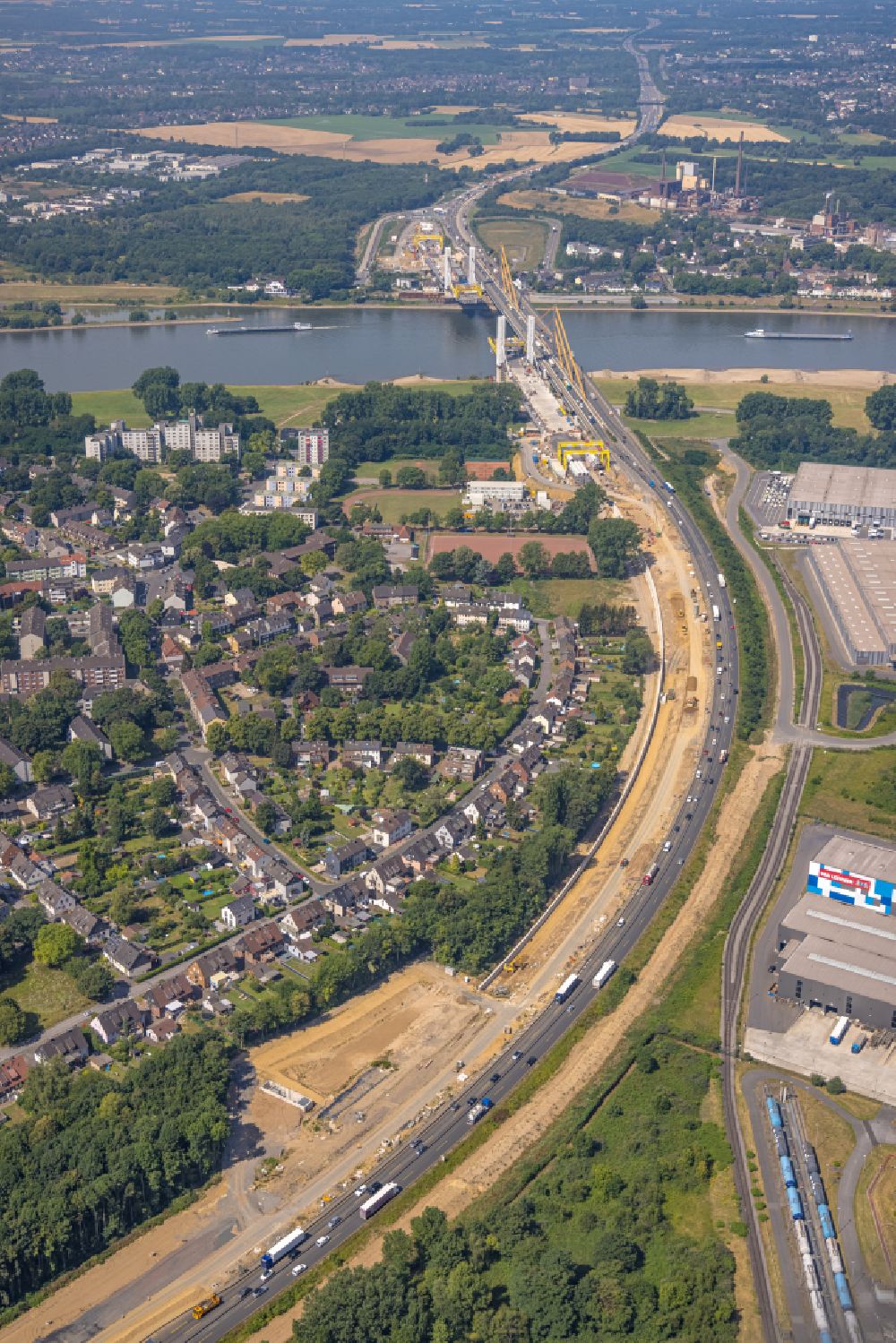 Duisburg von oben - Aspaltierungsarbeiten entlang der Trasse und des Streckenverlaufes der BAB A40 in Duisburg im Bundesland Nordrhein-Westfalen, Deutschland