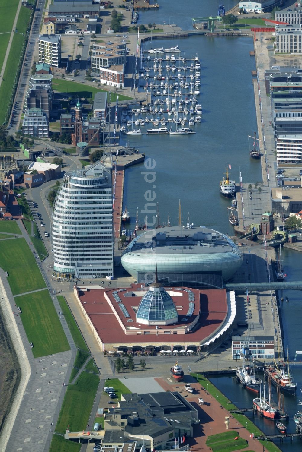 Luftaufnahme Bremerhaven - Atlantic Hotel Sail City und Klimahaus in Bremerhaven im Bundesland Bremen