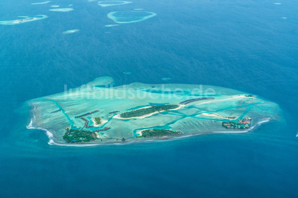 Gulhi aus der Vogelperspektive: Atoll an der Wasseroberfläche Anantara Resort in Gulhi in Kaafu Atoll, Malediven