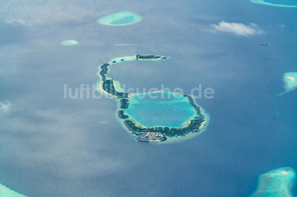 Luftbild Maafushi - Atoll an der Wasseroberfläche im indischen Ozean in Maafushi in Kaafu Atoll, Malediven