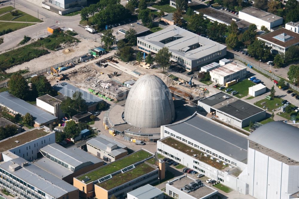 Garching von oben - Atomei - Bauwerk des Forschungsreaktor München (FRM) in Garching im Bundesland Bayern