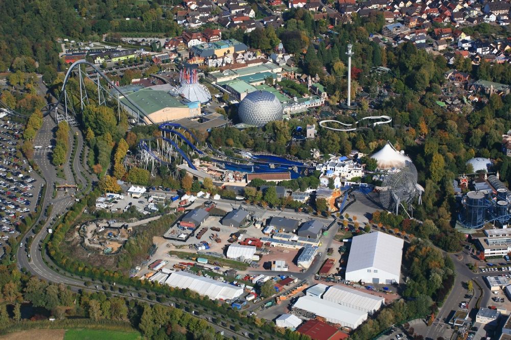Luftaufnahme Rust - Attraktionen und Fahrgeschäfte im erfolgreichen Freizeitpark Europa-Park in Rust im Bundesland Baden-Württemberg