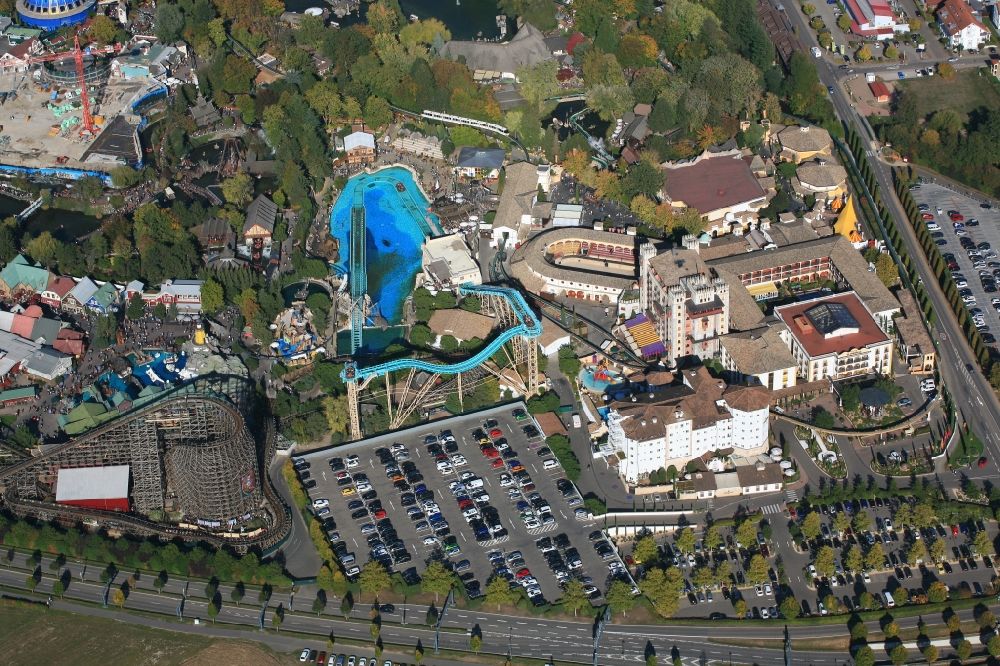 Luftaufnahme Rust - Attraktionen und Fahrgeschäfte im erfolgreichen Freizeitpark Europa-Park in Rust im Bundesland Baden-Württemberg