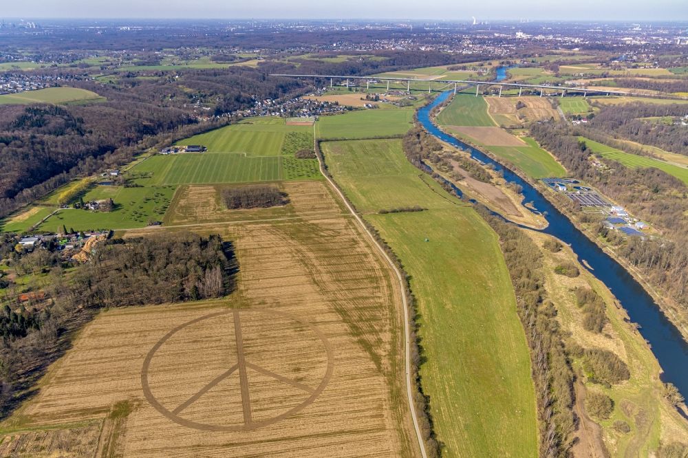 Luftaufnahme Kettwig - Auen und- Wiesen- Landschaft mit PeaceZeichen in den Ruhrauen in Kettwig im Bundesland Nordrhein-Westfalen, Deutschland