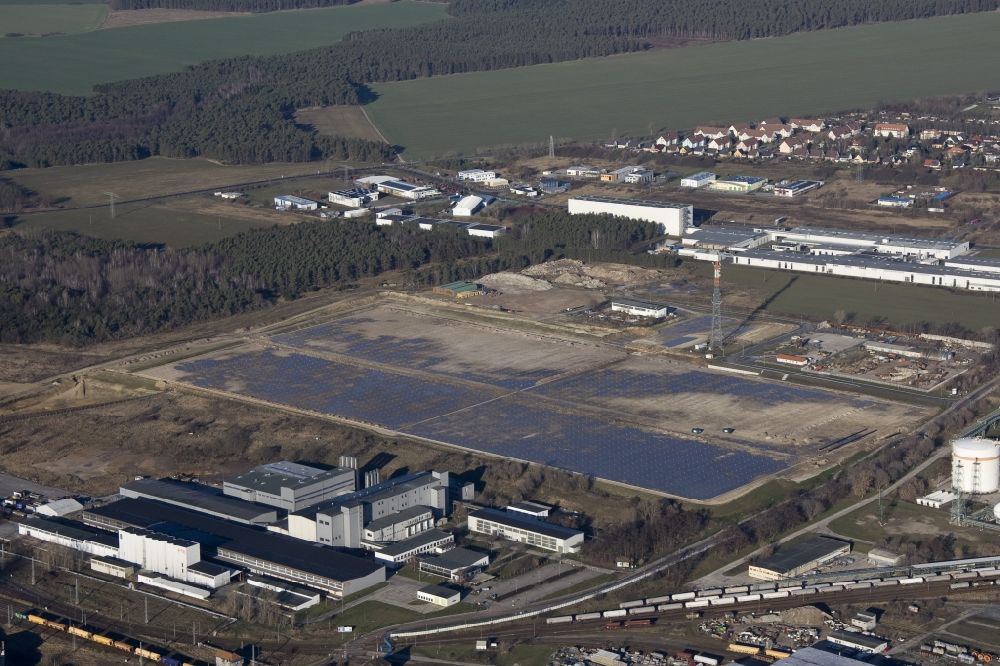 Wittenberg - Piesteritz von oben - Aufbau einer Photovoltaikanlage auf dem Gelände der Agroparks Piesteritz