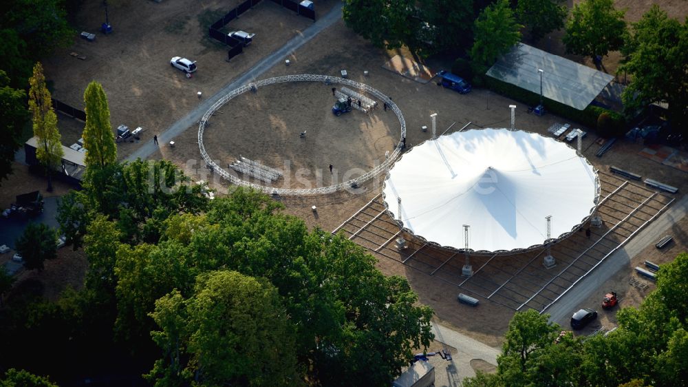 Luftaufnahme Bonn - Aufbau eines Veranstaltungszeltes in Bonn im Bundesland Nordrhein-Westfalen, Deutschland