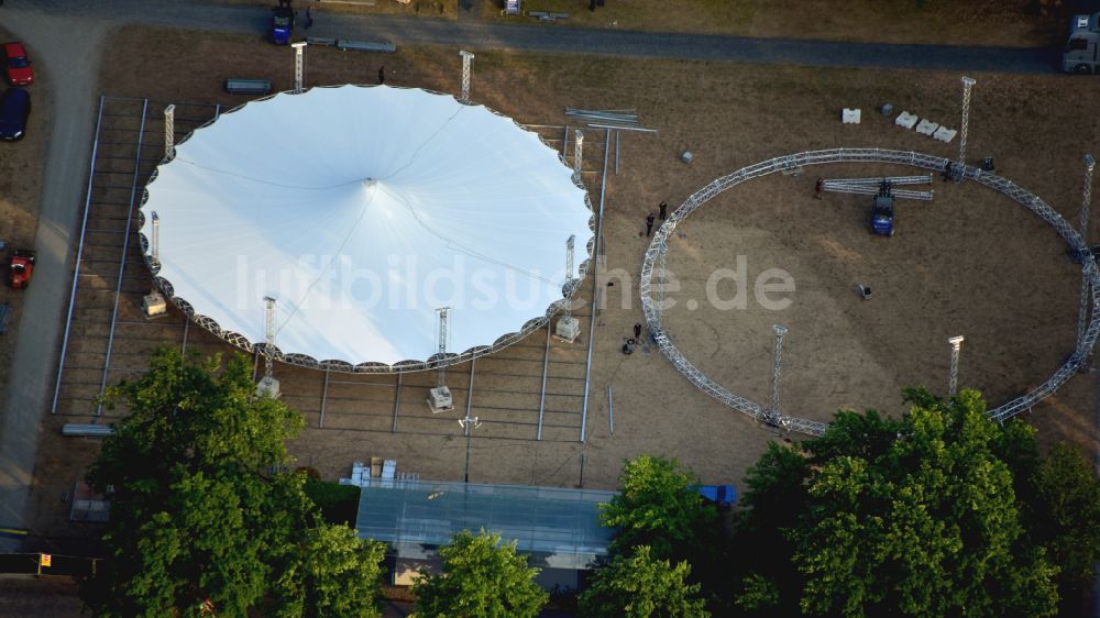 Bonn aus der Vogelperspektive: Aufbau eines Veranstaltungszeltes in Bonn im Bundesland Nordrhein-Westfalen, Deutschland