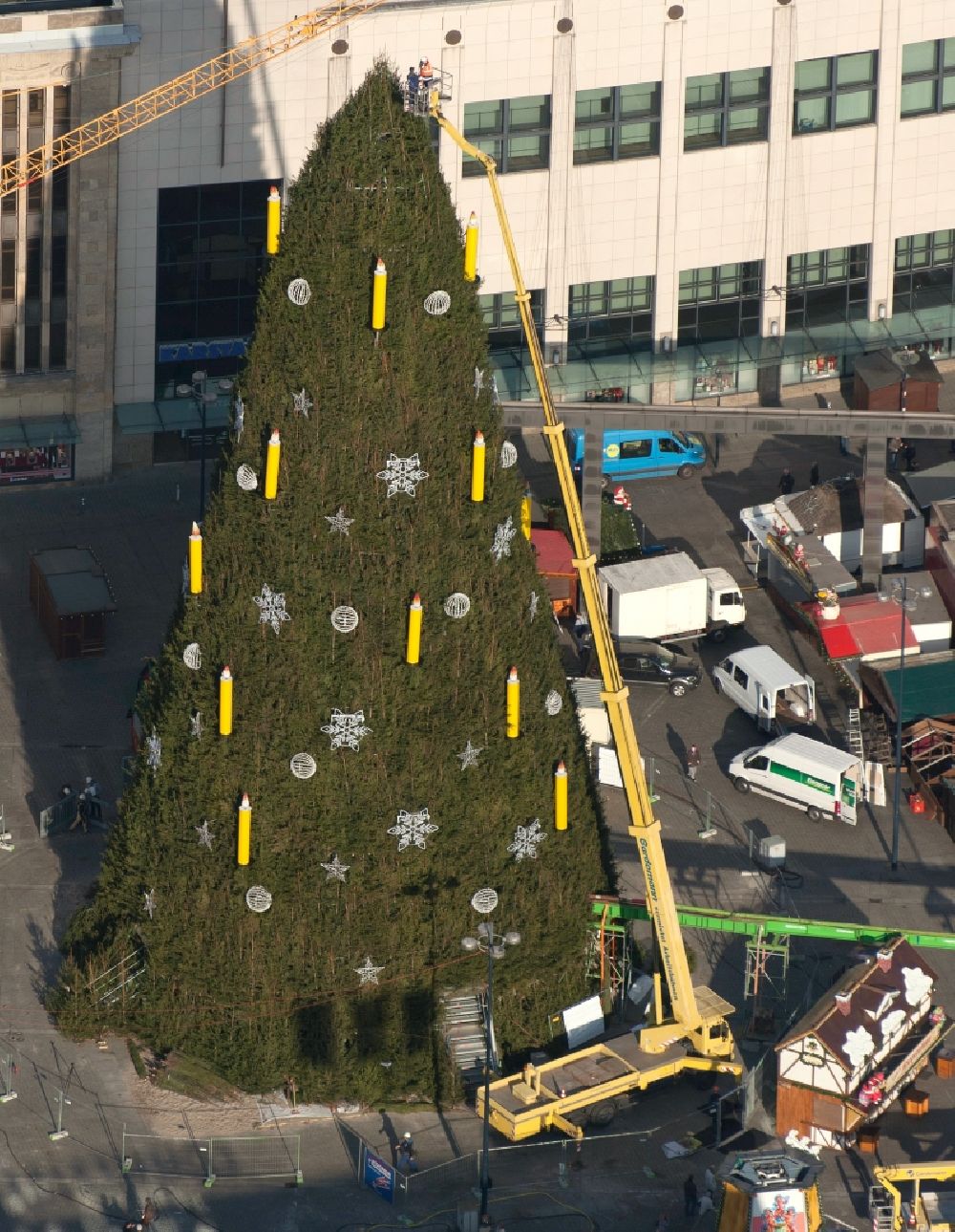 Luftaufnahme Dortmund - Aufbau des Weihnachtsbaumes auf dem Hansamarkt in Dortmund im Bundesland Nordrhein-Westfalen