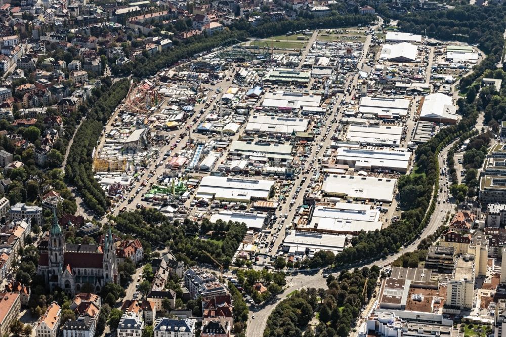 Luftaufnahme München - Aufbauarbeiten auf dem Festgelände des Münchener Oktoberfestes auf der Theresienwiese in München im Bundesland Bayern