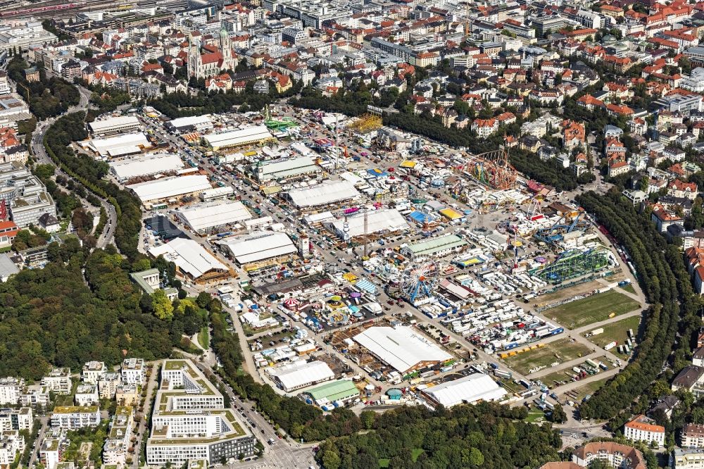 München von oben - Aufbauarbeiten auf dem Festgelände des Münchener Oktoberfestes auf der Theresienwiese in München im Bundesland Bayern