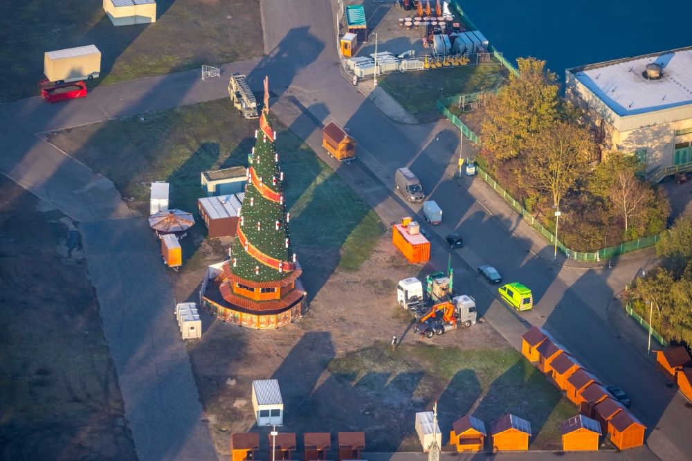 Luftaufnahme Herne - Aufbauarbeiten auf dem Weihnachtsmarkt- Veranstaltungsgelände im Ortsteil Wanne-Eickel in Herne im Bundesland Nordrhein-Westfalen, Deutschland