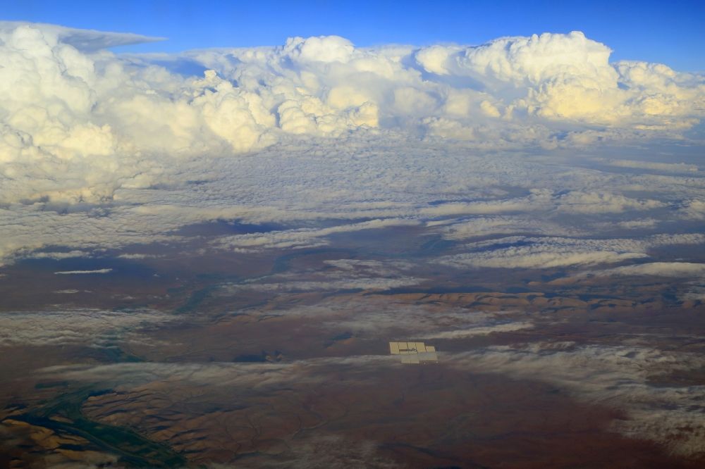 Luftaufnahme Upington - Auffällig in der Wüstenlandschaft Südafrikas, das Solarkraftwerk Karoshoek Solar One beim Oranjerevier südlich von Leerkrans in Upington in Nordkap, Südafrika