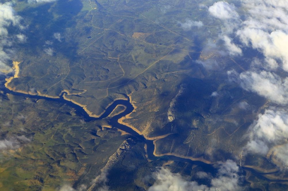 Luftaufnahme Ceclavin - Aufgestauter Flusslauf und Stausee in Ceclavin in Extremadura, Spanien
