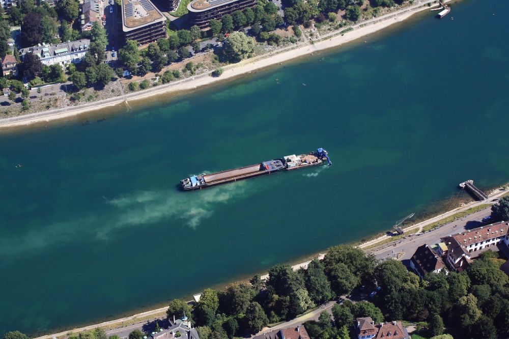 Luftaufnahme Basel - Ausbaggerungsarbeiten bei Niedrigwasser zur Tieferlegung der Fahrrinne und Sandaushub auf ein Frachtschiff- und Schüttgutfrachter im Rhein in Basel, Schweiz