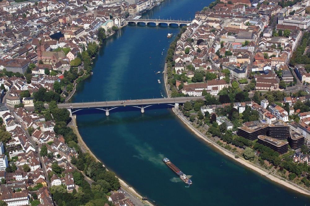 Basel von oben - Ausbaggerungsarbeiten im Rhein bei Niedrigwasser zur Tieferlegung der Fahrrinne am Rheinknie in Basel, Schweiz
