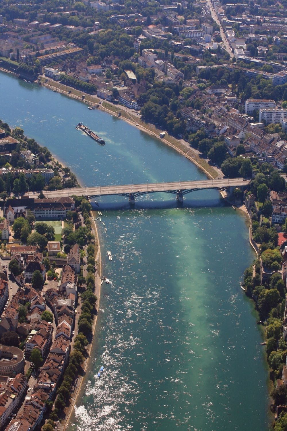 Basel aus der Vogelperspektive: Ausbaggerungsarbeiten im Rhein bei Niedrigwasser zur Tieferlegung der Fahrrinne am Rheinknie in Basel, Schweiz