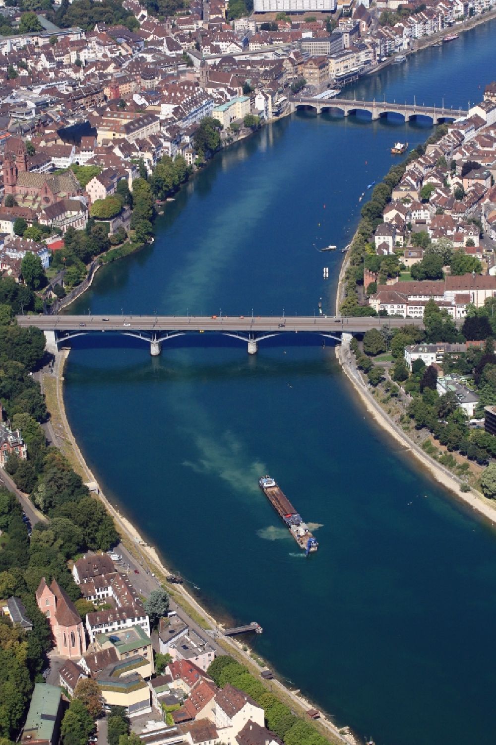 Luftbild Basel - Ausbaggerungsarbeiten im Rhein bei Niedrigwasser zur Tieferlegung der Fahrrinne am Rheinknie in Basel, Schweiz