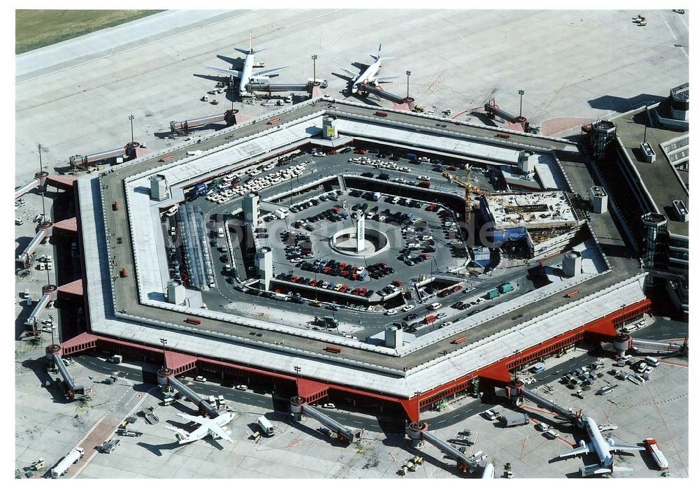 Berlin von oben - Ausbau der Abfertigungseinrichtungen auf dem Flughafen Berlin - Tegel.