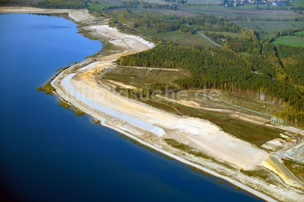 Bahnsdorf von oben - Ausbau und Befestigung der Uferbereiche des Sees Sedlitzer See in Bahnsdorf im Bundesland Brandenburg, Deutschland