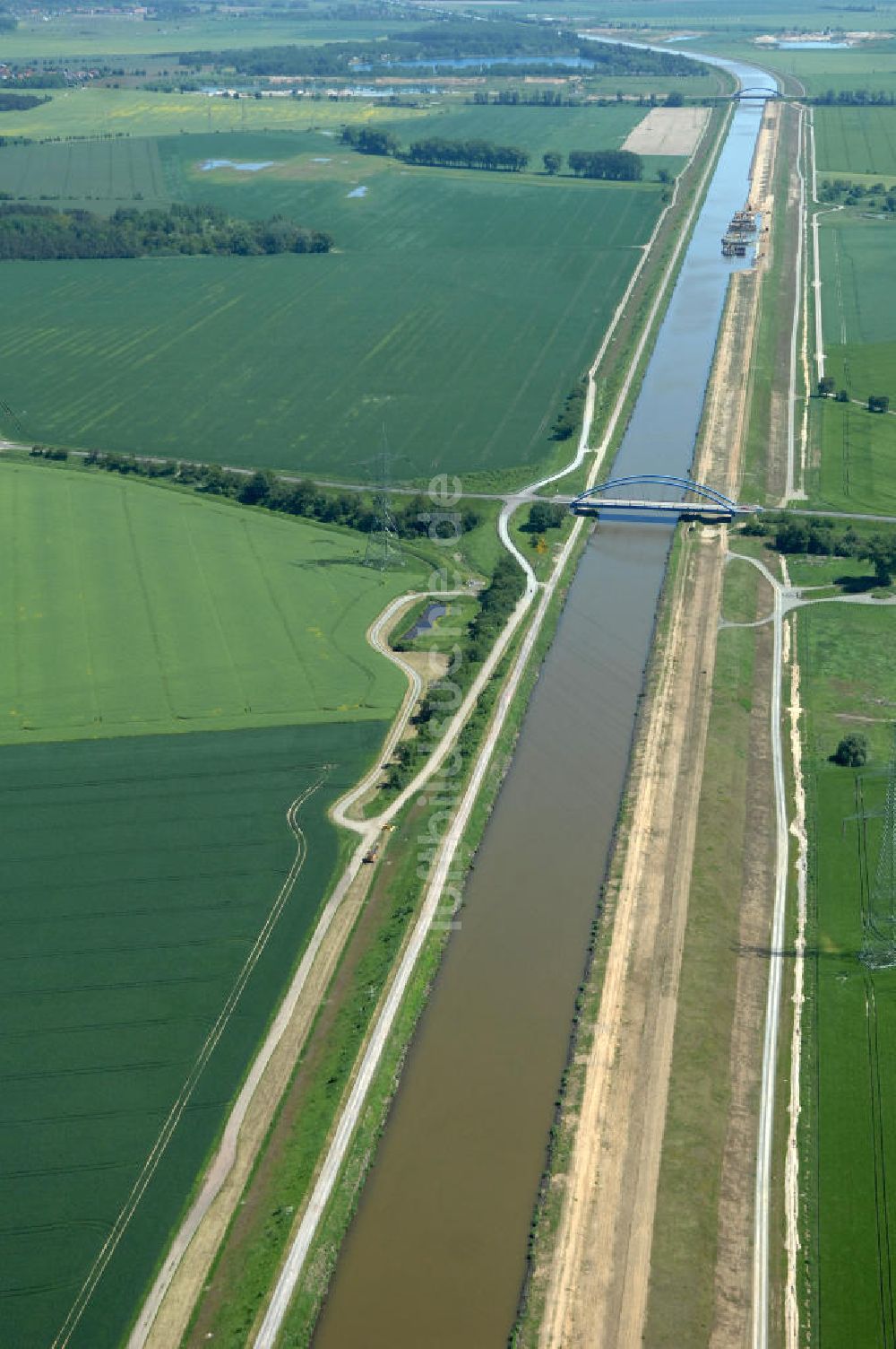 Vahldorf aus der Vogelperspektive: Ausbau der Uferbereiche des Mittelandkanals in Sachsen - Anhalt