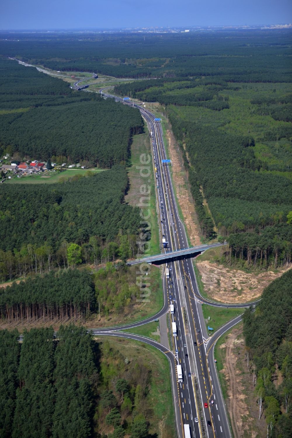 Dannenreich von oben - Ausbau und Verbreiterung der Streckenführung der Autobahn / Bundesautobahn BAB A12 / E30 bei Dannenreich im Bundesland Brandenburg