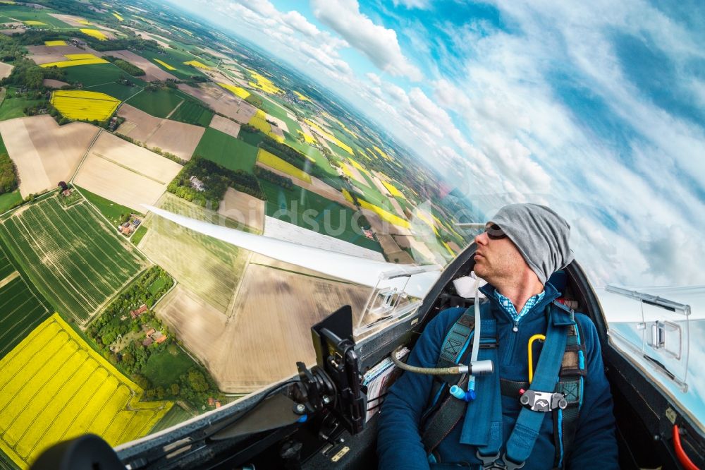 Süstedt aus der Vogelperspektive: Ausblick aus dem Cockpit eines Segelflugzeuges im Fluge über leuchtenden Rapsfeldern in Süstedt im Bundesland Niedersachsen, Deutschland