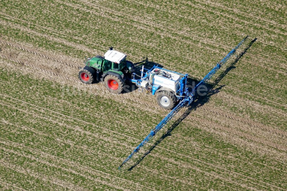 Luftaufnahme Friedland - Ausbringung Dünger mit Traktor und Tankanhänger auf landwirtschaftlichen Feldern in Friedland im Bundesland Niedersachsen, Deutschland