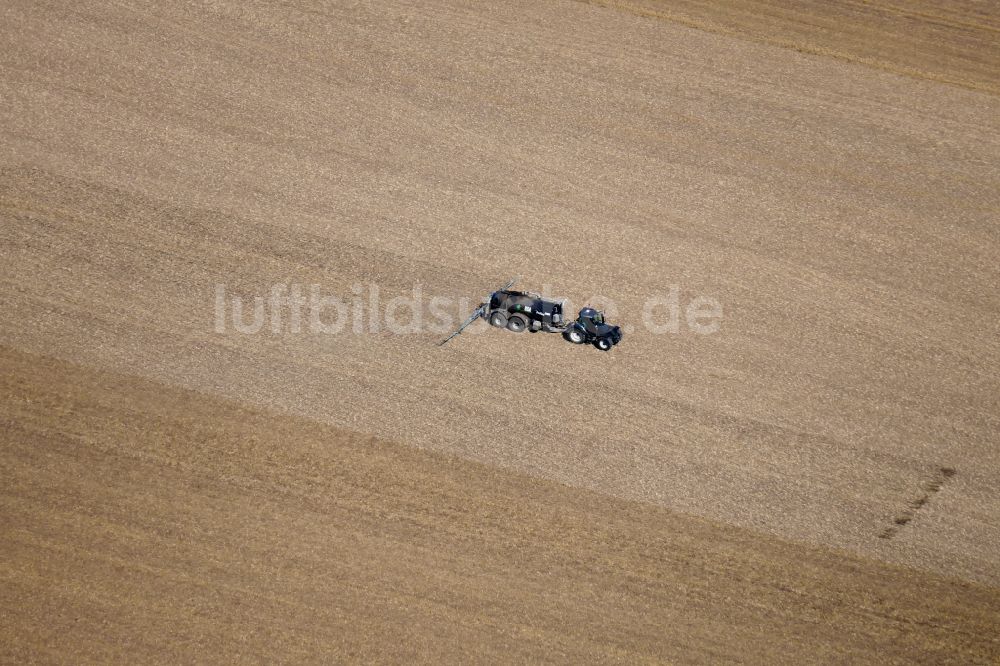 Luftaufnahme Göttingen - Ausbringung von Gülle als Dünger auf landwirtschaftlichen Feldern in Göttingen im Bundesland Niedersachsen, Deutschland