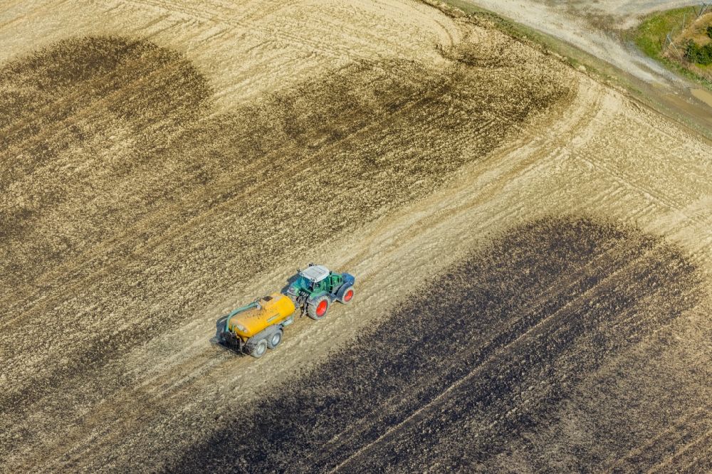Luftaufnahme Enkdorf - Ausbringung von Gülle als Dünger mit Traktor und Tankanhänger auf landwirtschaftlichen Feldern in Enkdorf im Bundesland Nordrhein-Westfalen, Deutschland