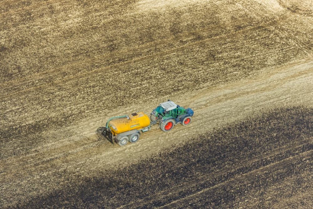Enkdorf von oben - Ausbringung von Gülle als Dünger mit Traktor und Tankanhänger auf landwirtschaftlichen Feldern in Enkdorf im Bundesland Nordrhein-Westfalen, Deutschland