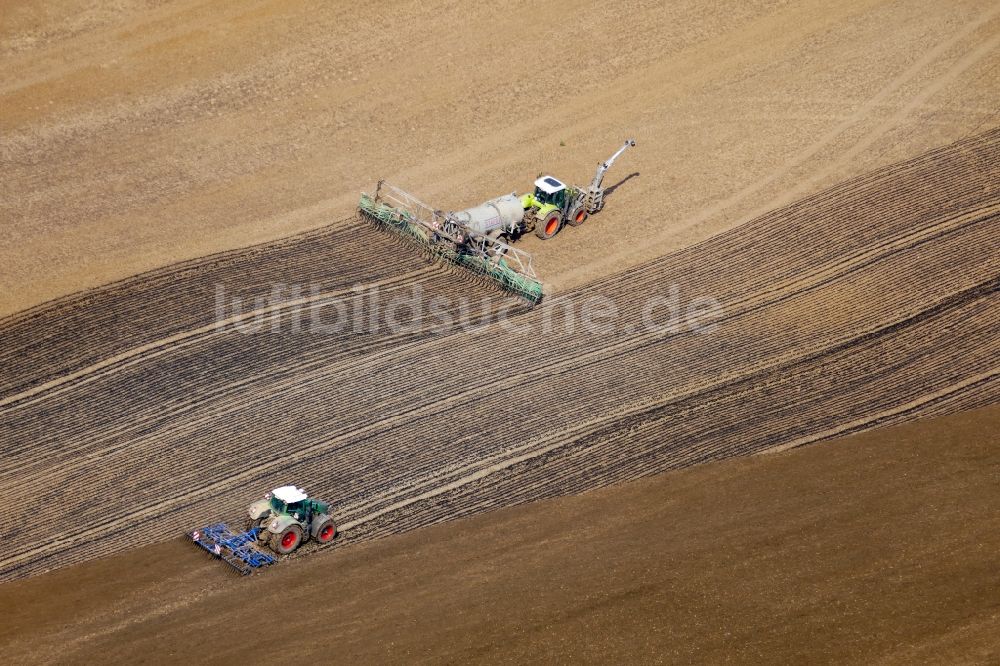 Luftbild Göttingen - Ausbringung von Gülle als Dünger mit Traktor und Tankanhänger auf landwirtschaftlichen Feldern in Göttingen im Bundesland Niedersachsen, Deutschland