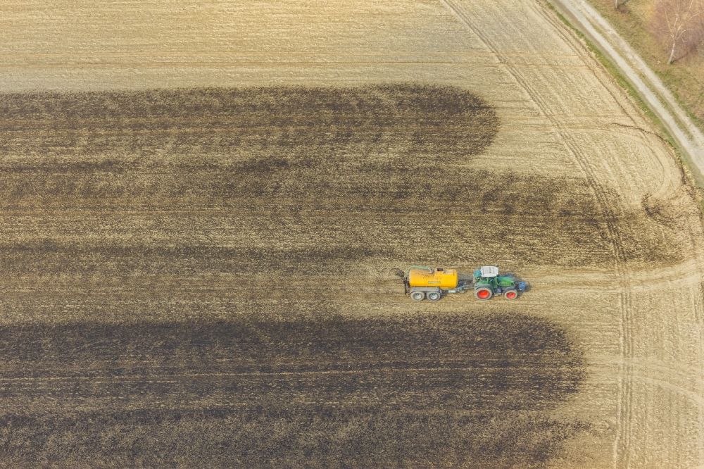 Luftbild Enkdorf - Ausbringung von Gülle als Dünger mit Traktor und Tankanhänger auf landwirtschaftlichen Feldern in Enkdorf im Bundesland Nordrhein-Westfalen, Deutschland