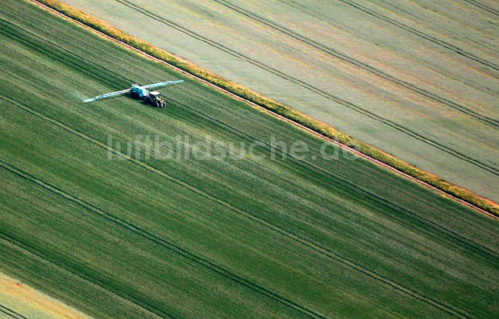 Schwerstedt aus der Vogelperspektive: Ausbringung von Pestiziden mit Traktor auf landwirtschaftlichen Feldern in Henschleben im Bundesland Thüringen, Deutschland