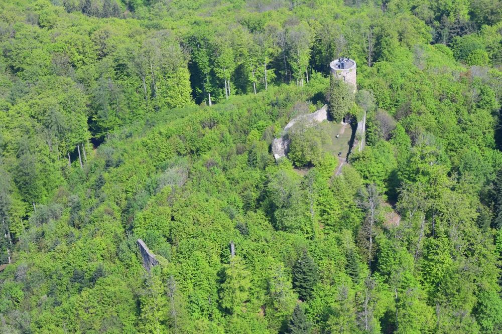 Luftaufnahme Kandern - Ausflugsziel Ruine Sausenburg im bunten Frühlingswald bei Kandern im Bundesland Baden-Württemberg