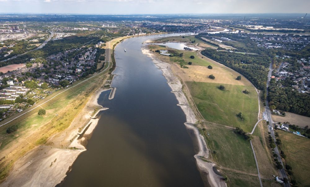 Duisburg aus der Vogelperspektive: Ausgetrocknete Buhnen- Landschaft des Rhein in Duisburg im Bundesland Nordrhein-Westfalen, Deutschland