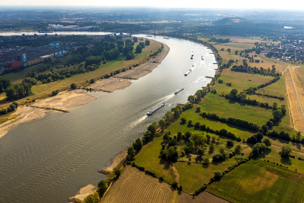 Luftaufnahme Duisburg - Ausgetrocknete Buhnen- Landschaft des Rhein in Duisburg im Bundesland Nordrhein-Westfalen, Deutschland