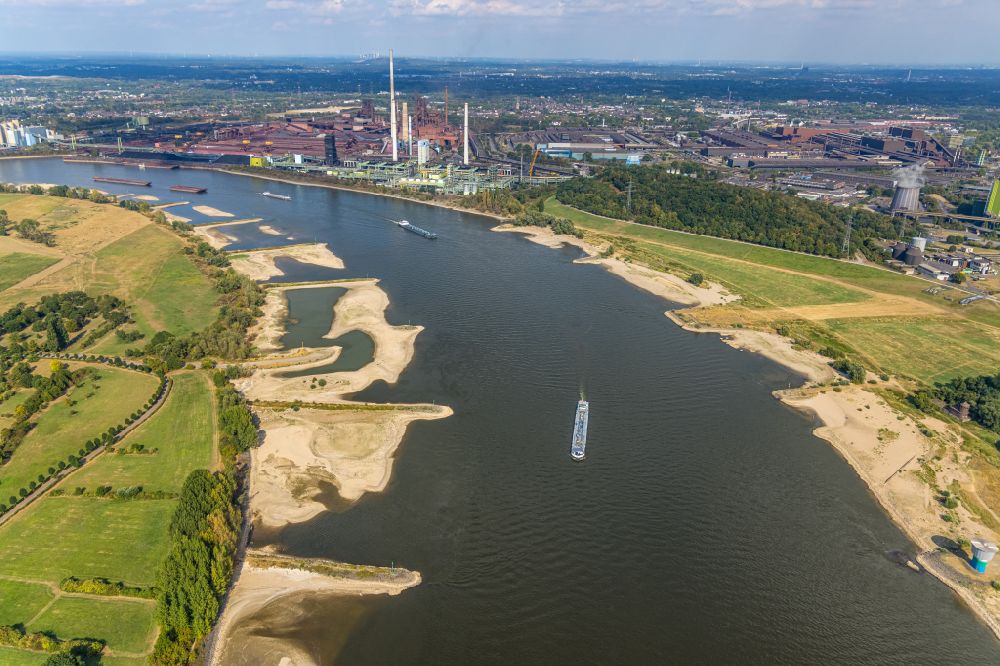 Duisburg von oben - Ausgetrocknete Buhnen- Landschaft des Rhein in Duisburg im Bundesland Nordrhein-Westfalen, Deutschland