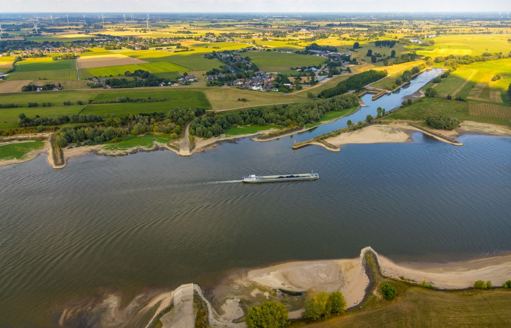 Emmerich am Rhein aus der Vogelperspektive: Ausgetrocknete Buhnen- Landschaft des Rhein in Emmerich am Rhein im Bundesland Nordrhein-Westfalen, Deutschland