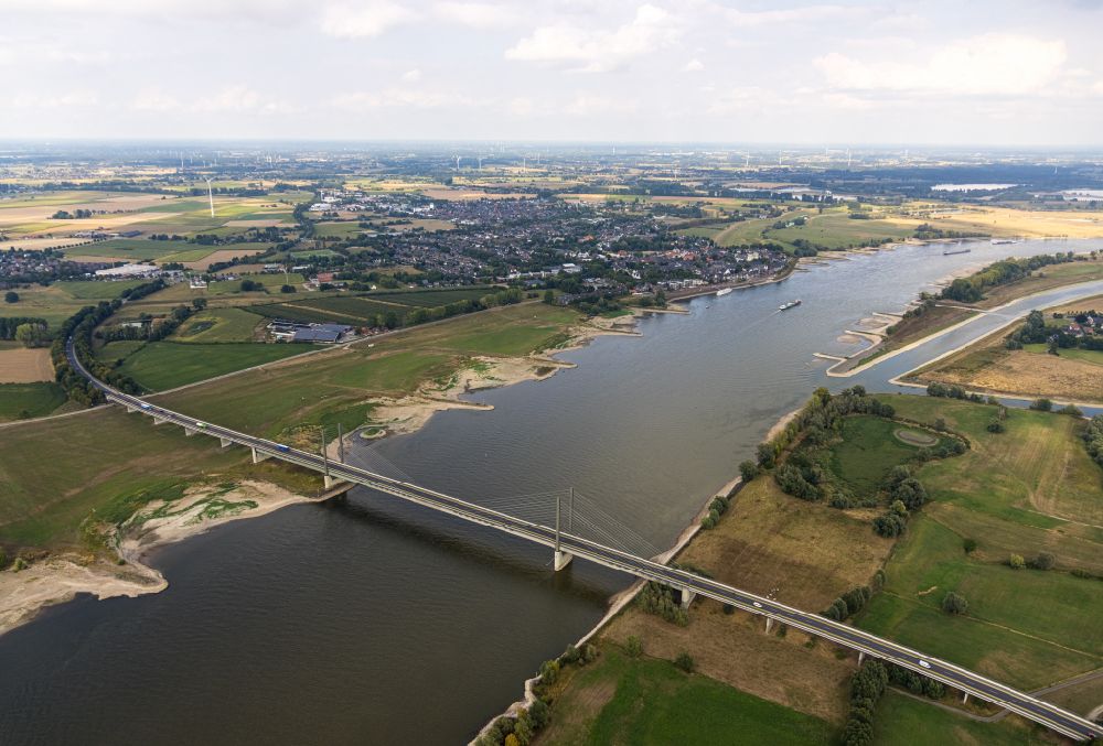 Niedermörmter aus der Vogelperspektive: Ausgetrocknete Buhnen- Landschaft des Rhein in Niedermörmter im Bundesland Nordrhein-Westfalen, Deutschland