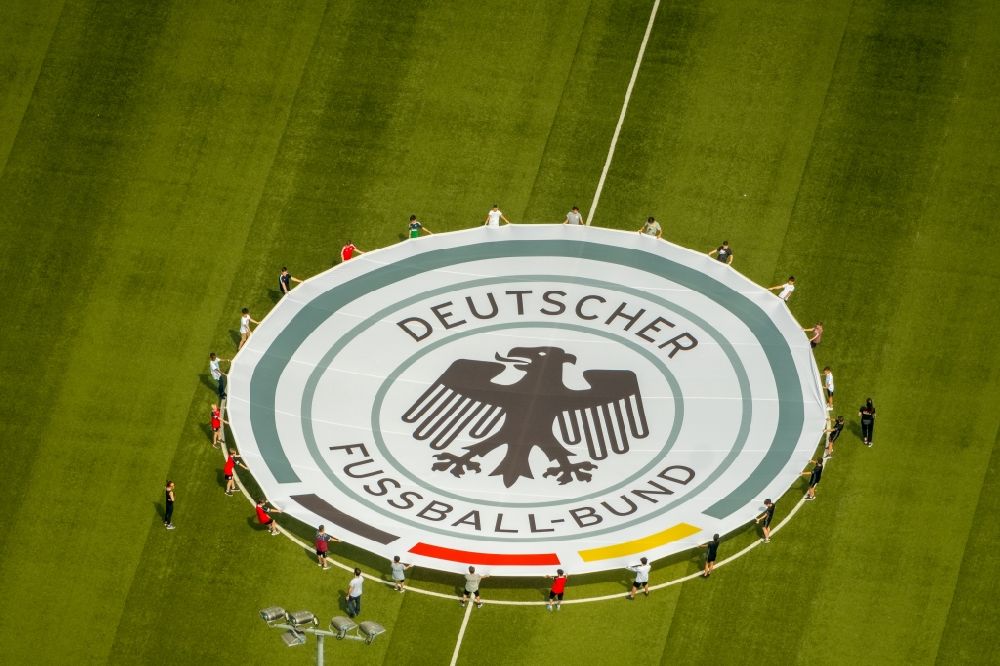 Luftaufnahme Oberhausen - Ausrollen des Emblem des Deutschen Fussballbund im Stadion Niederrhein Oberhausen im Bundesland Nordrhein-Westfalen, Deutschland