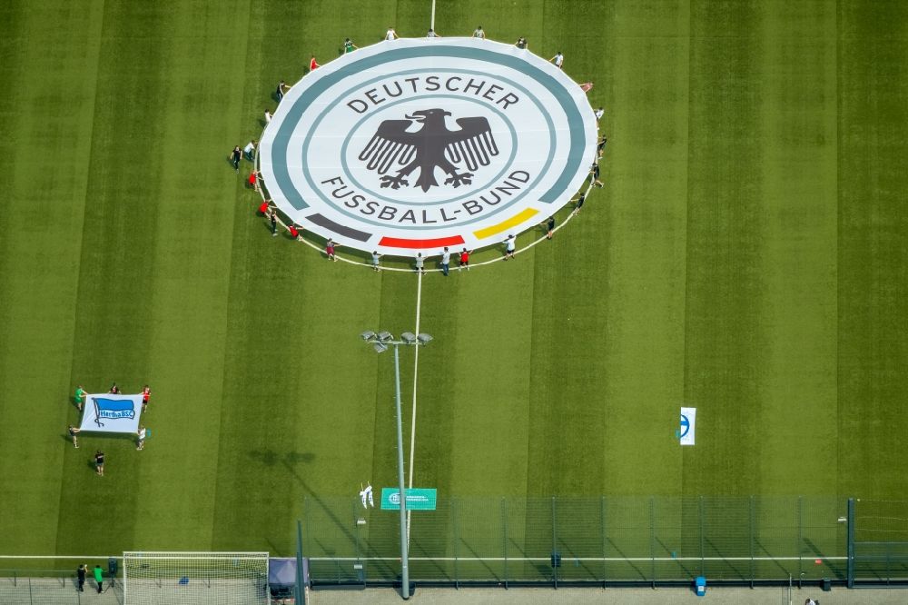 Oberhausen aus der Vogelperspektive: Ausrollen des Emblem des Deutschen Fussballbund im Stadion Niederrhein Oberhausen im Bundesland Nordrhein-Westfalen, Deutschland