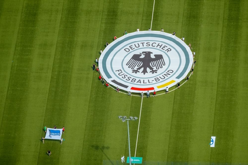 Luftbild Oberhausen - Ausrollen des Emblem des Deutschen Fussballbund im Stadion Niederrhein Oberhausen im Bundesland Nordrhein-Westfalen, Deutschland