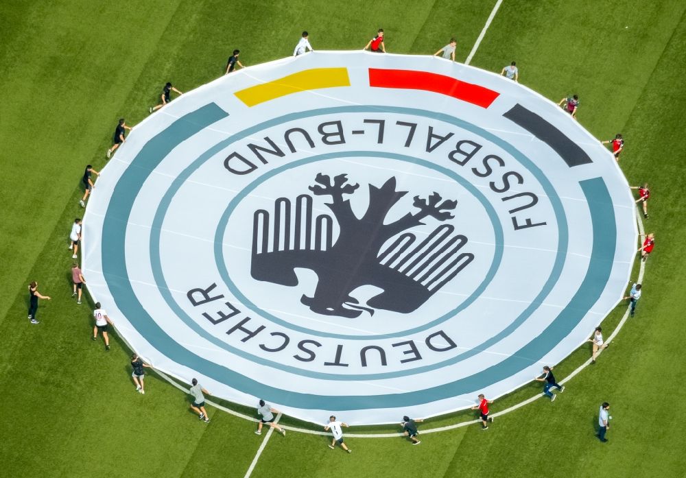 Oberhausen von oben - Ausrollen des Emblem des Deutschen Fussballbund im Stadion Niederrhein Oberhausen im Bundesland Nordrhein-Westfalen, Deutschland